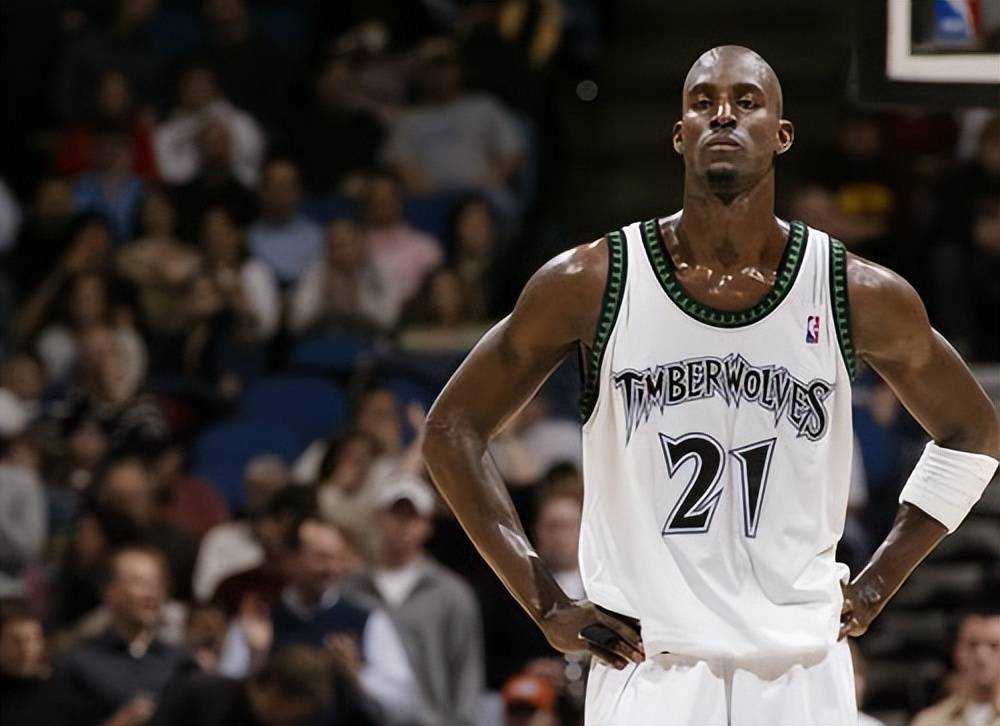 不可触碰的美，若昂-内维斯女友马达莱娜晒暗黑风妆造（冷艳不可近：若昂-内维斯女友马达莱娜晒暗黑系妆容）