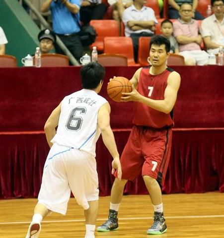 迈尼昂在加比亚社媒动态下留言，后者回复：请续约（迈尼昂现身加比亚社媒留言，加比亚回应：续约吧）