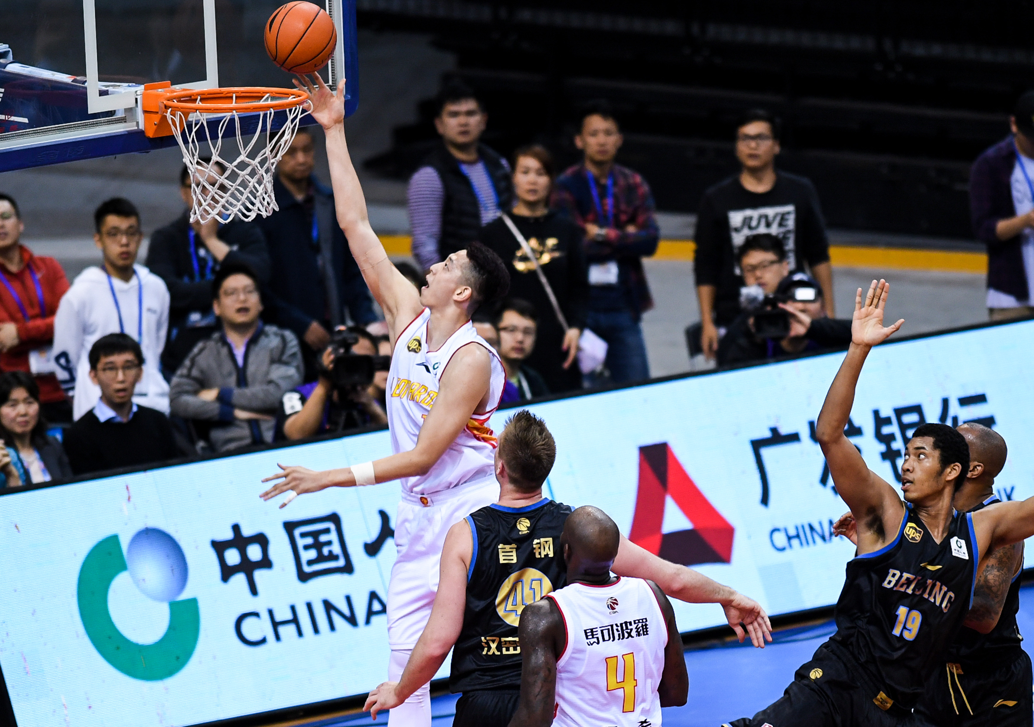 邮报：纽卡正努力与莱比锡就谢什科达成协议，球员愿意加盟（邮报：纽卡与莱比锡就谢什科转会积极磋商，球员已表态愿加盟）