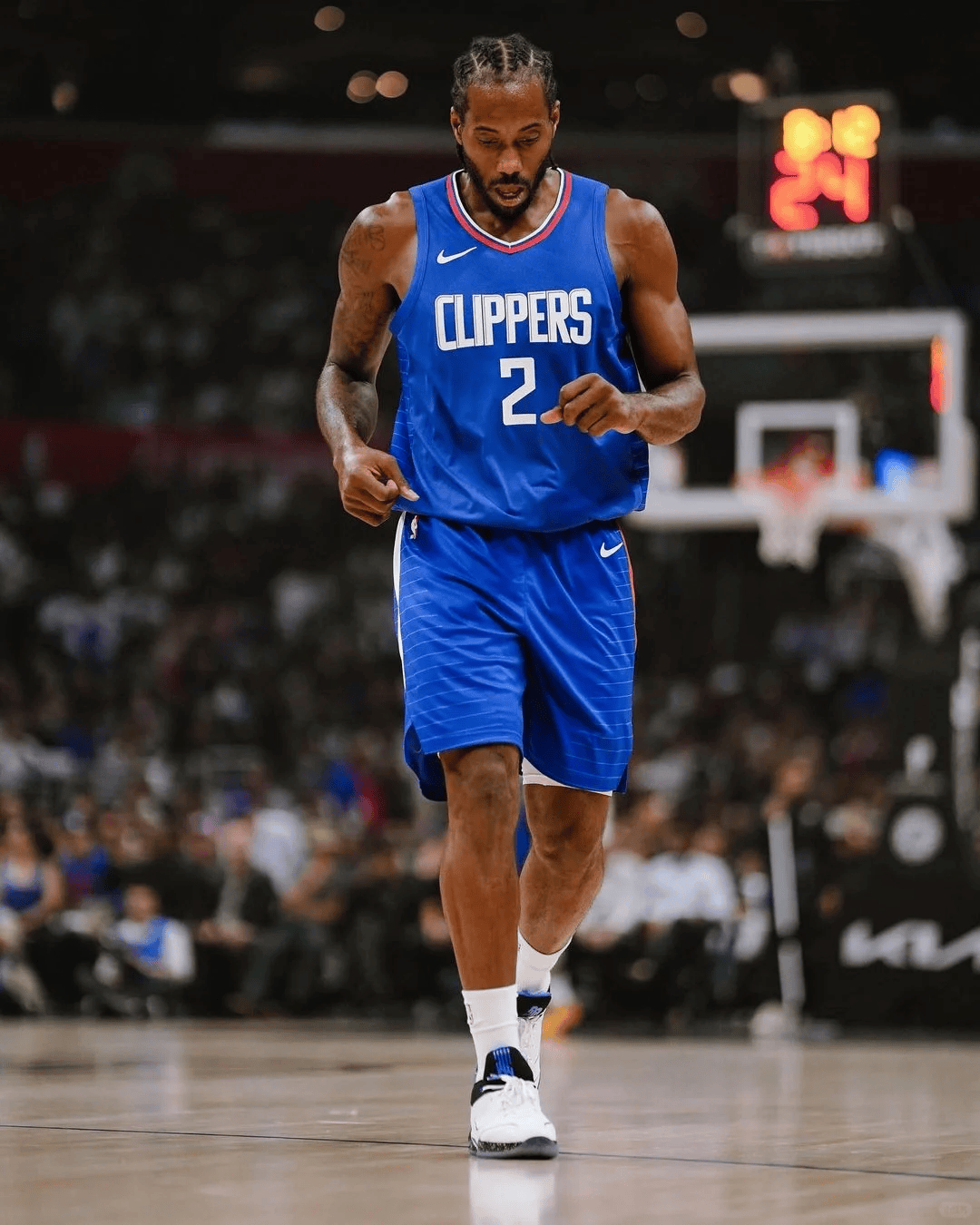 门将扑出点球，全场掌声雷动（门将神勇扑点，全场掌声如潮）