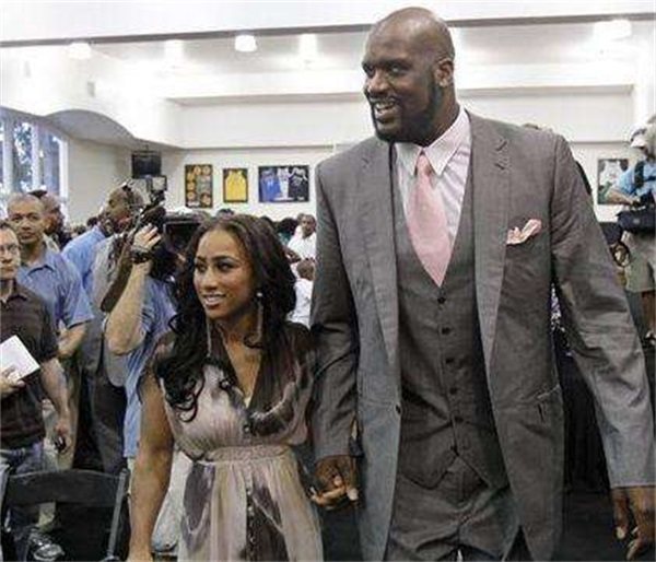 K联赛球队浦项铁人官方社媒账号发布公告称，球队中...（K联赛浦项铁人通过官方社媒发布通告：队内...）