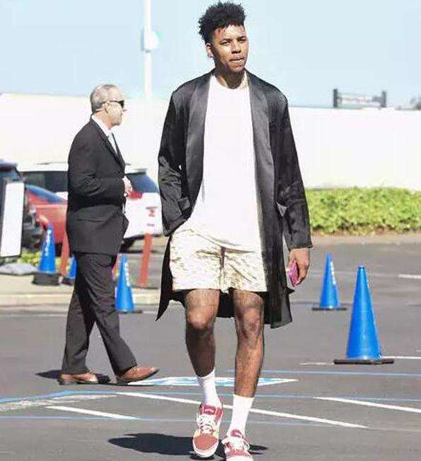 杨溢打出战略性意义！连进三分+灵活组织，解压徐杰并盘活胡明轩（杨溢展现战略价值：连中三分+灵活调度，分担徐杰压力并激活胡明轩）